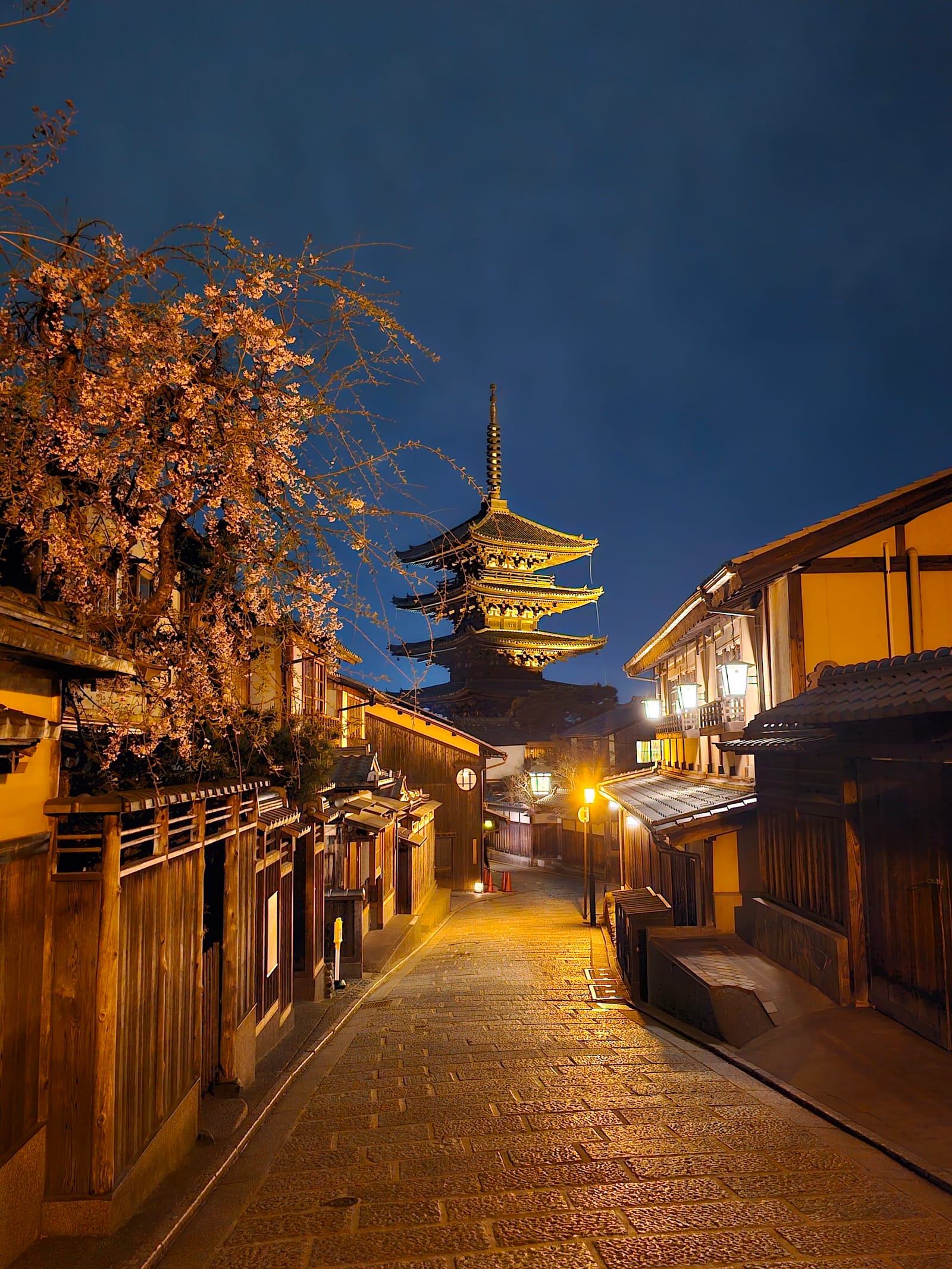 夕暮れ時の古塔のシルエット