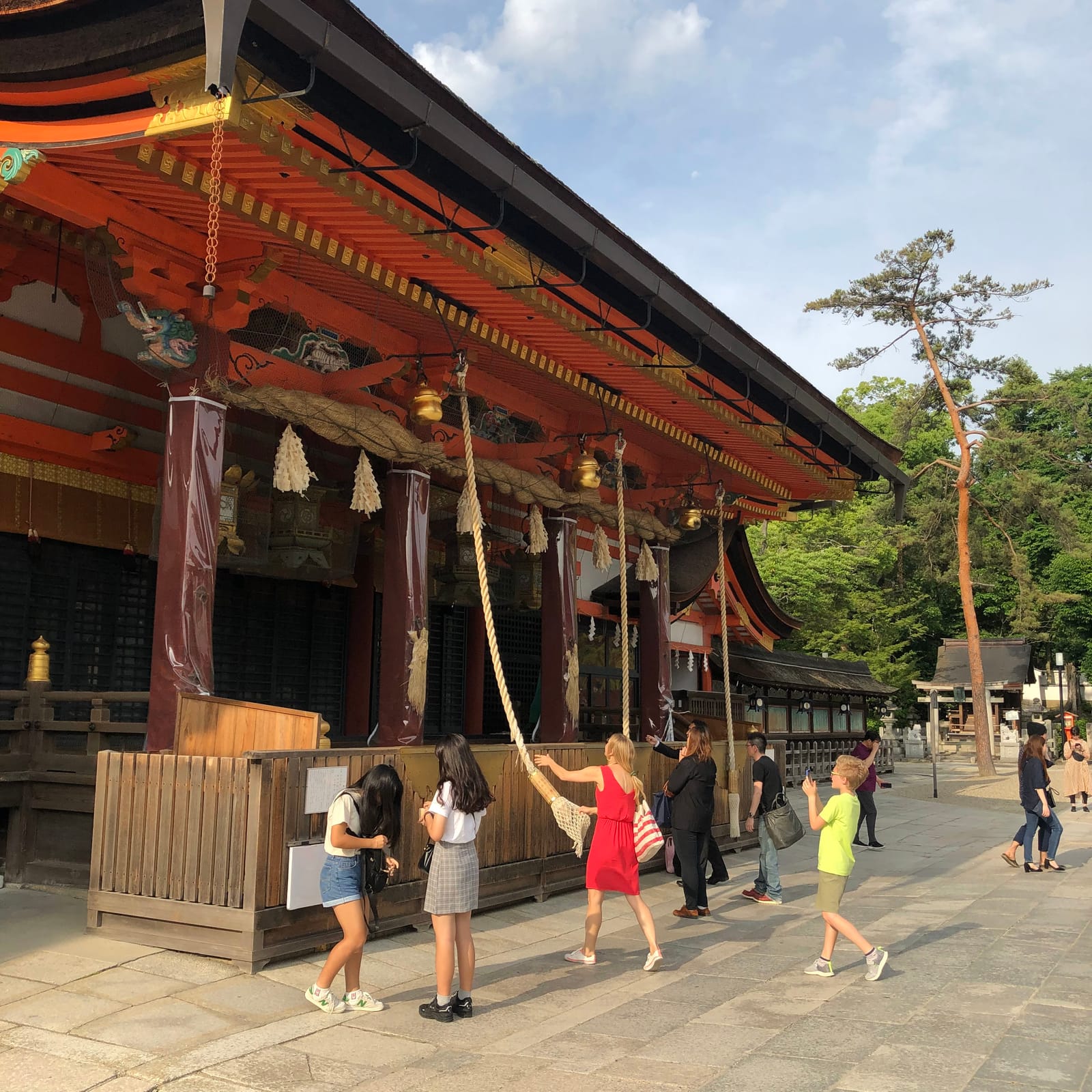 桜の季節の古塔と春