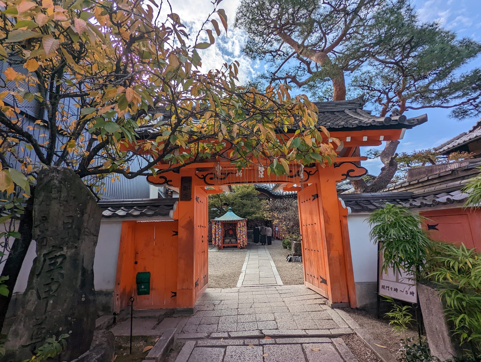 三年坂方向から古塔を振り返る